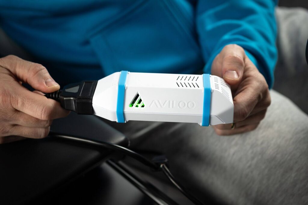 E-Auto Batteriecheck mit dem AVILOO FLASH Test – Testgerät mit OBD-Stecker