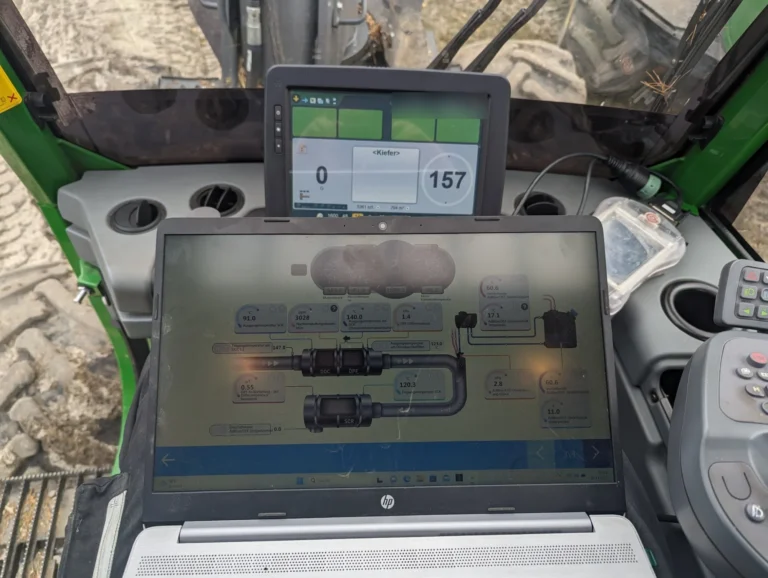 Diagnose in der Kabine einer Forstmaschine mit Livedaten von AdBlue-System, SCR und Partikelfilter