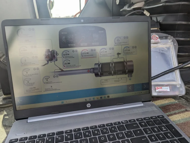 Livedaten von Dieseloxidationskatalysator und Partikelfilter auf dem Laptop, daneben ein Dimsport New Genius