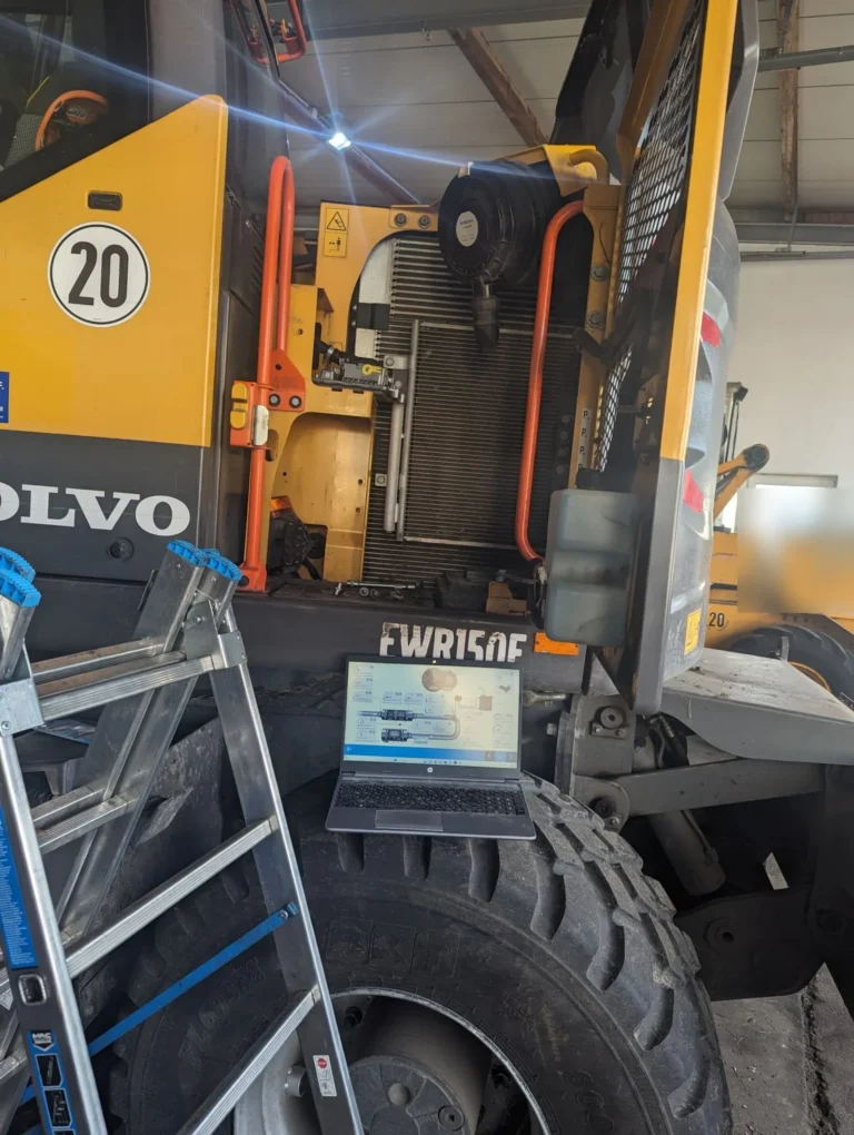Diagnose an einem Volvo Mobilbagger EWR150E mit Laptop am Fahrzeug